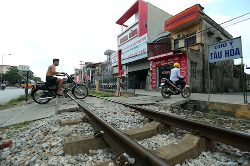 Tai nạn “rình rập” trên đường sắt qua Thường Tín ảnh 1